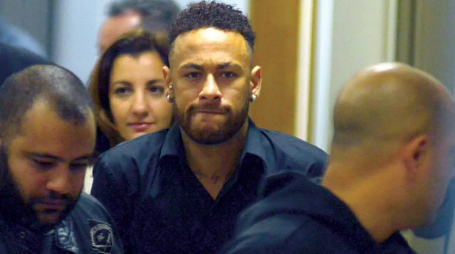 Neymar, dün Polis karakolundan ayrılırken (Reuters)