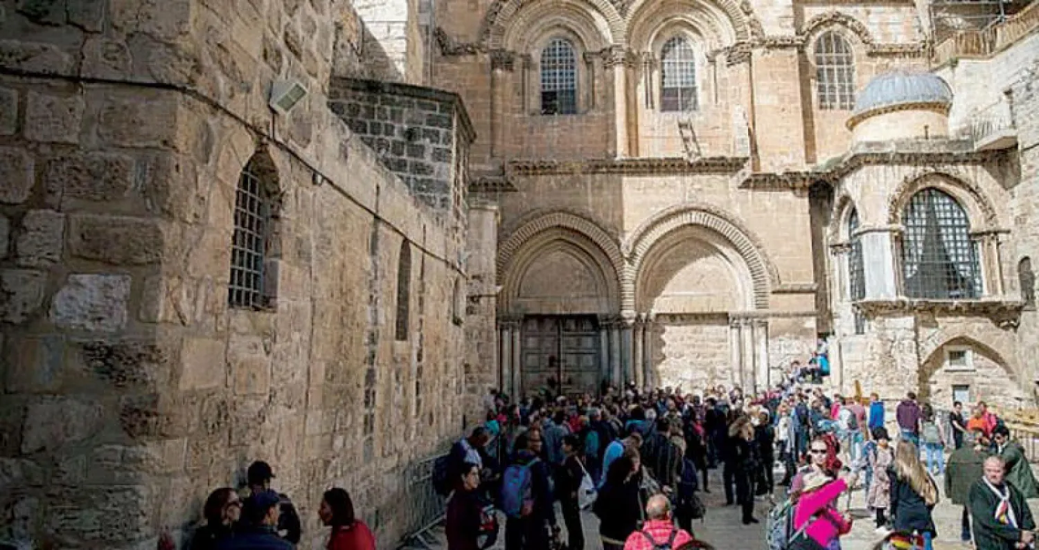 مؤمنون في باحة كنيسة القيامة في بيت لحم