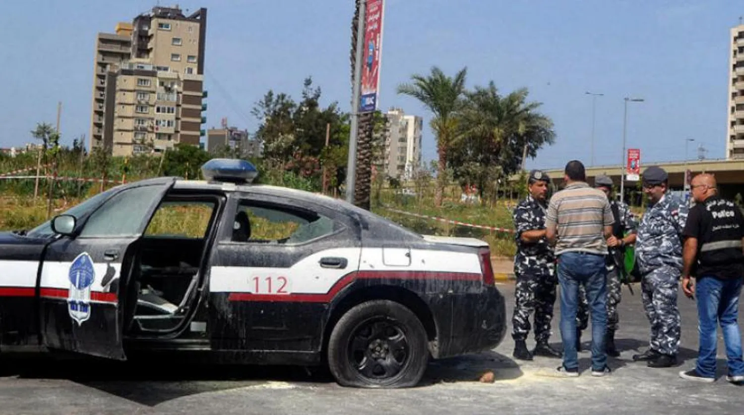 Lübnan polisi, pazartesi günü Trablusşam şehrinde iç güvenlik güçlerine yapılan saldırı sonrasında olay yerinde (Reuters)