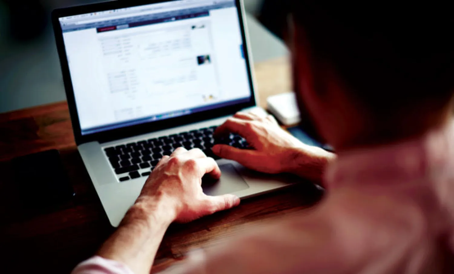 الصحافة المتخصصة هي الأقدر على مقاومة العملاقين «تويتر» و«فيسبوك»