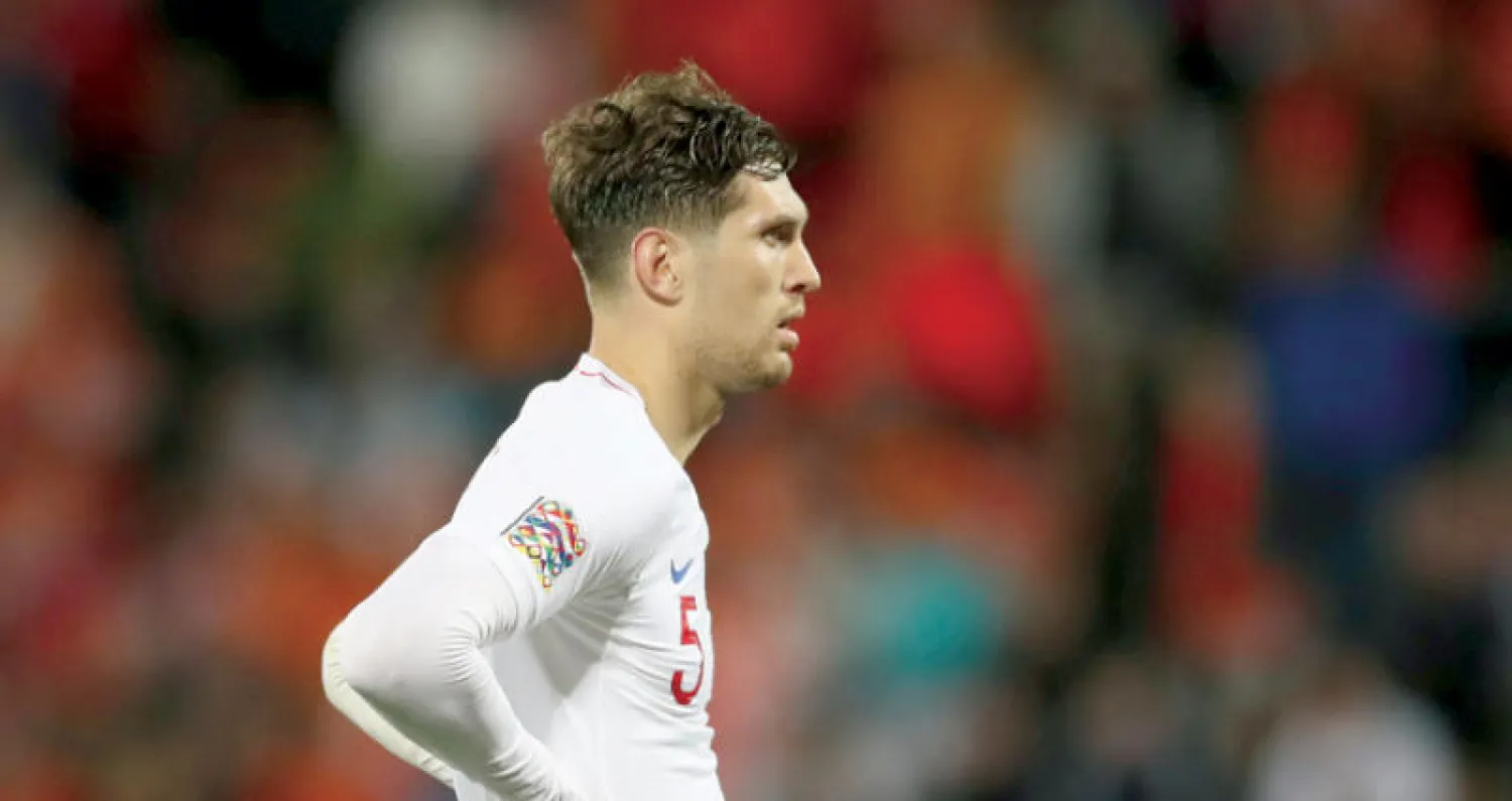 ستونز مدافع إنجلترا تسبب في الخطأ الذي أسقط إنجلترا أمام هولندا (رويترز)