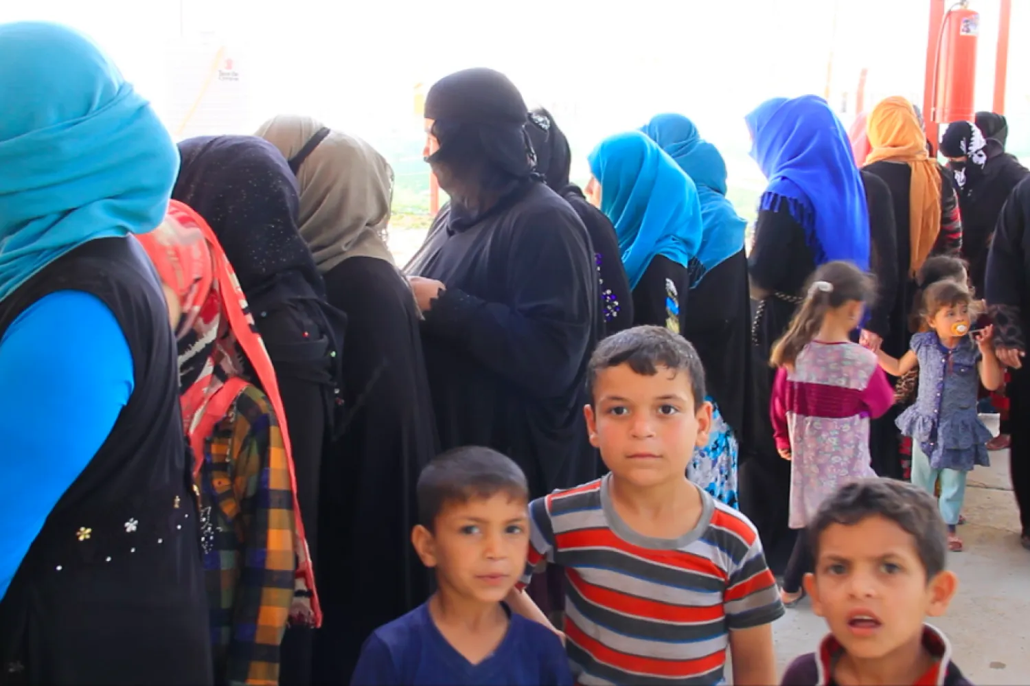 Iraklı kadın ve çocukları, Musul'un güneyindeki bir kampta (Independent Arabia)