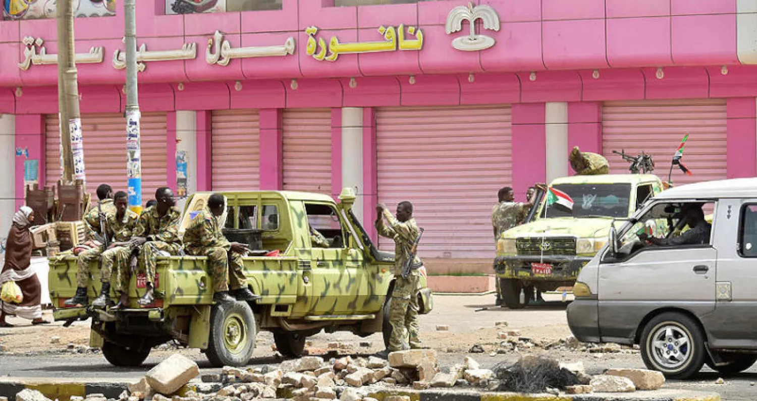 جنود سودانيون يراقبون الوضع في شارع بالخرطوم أمس (أ.ف.ب)