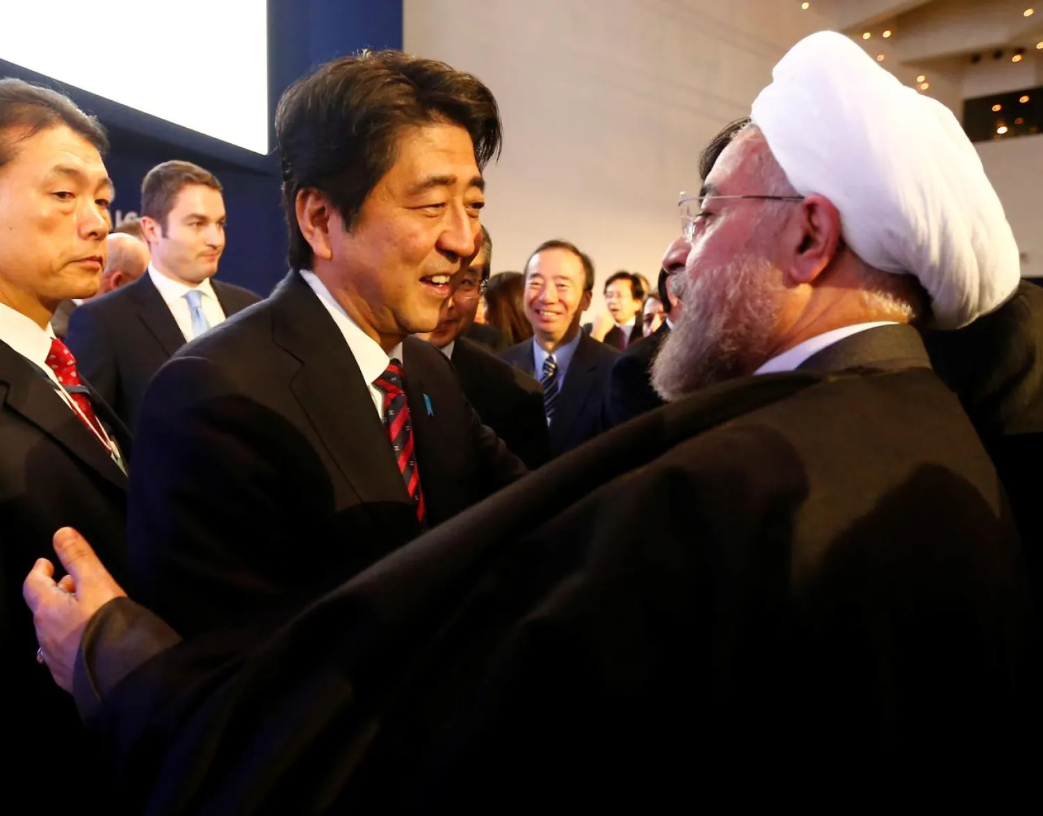 Japan's Prime Minister Shinzo Abe greets Iran's President Hassan Rouhani (R) during the annual meeting of the World Economic Forum (WEF) in Davos January 22, 2014. (File Photo: Reuters)