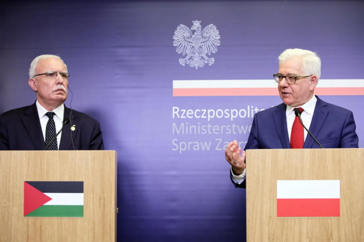 وزيرا الخارجية البولندي ياتسيك تشابوتوفيتش والفلسطيني رياض المالكي في وارسو (إ. ب. أ)