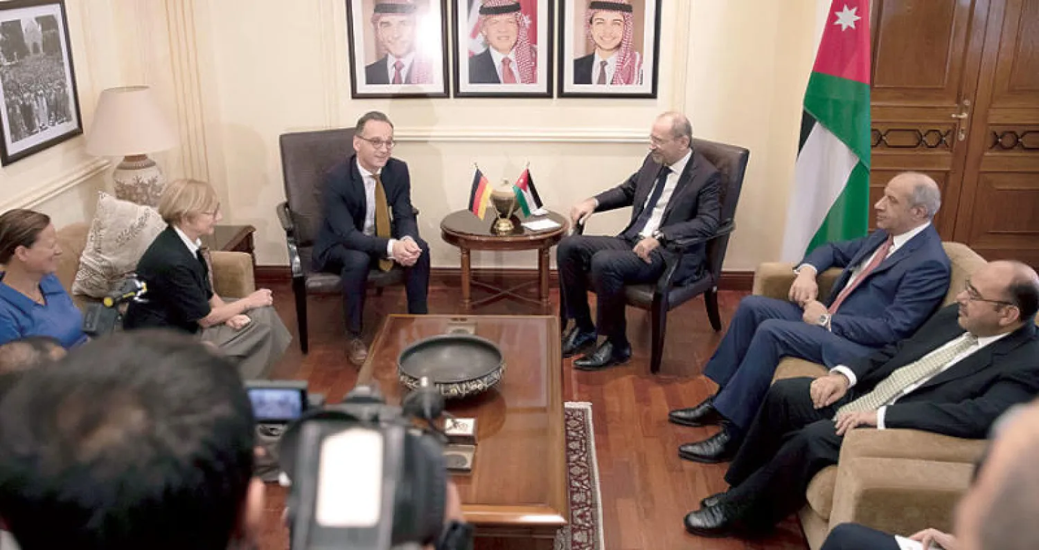وزير الخارجية الأردني أيمن الصفدي ونظيره الألماني هايكو ماس في عمان أمس (إ.ب.أ)