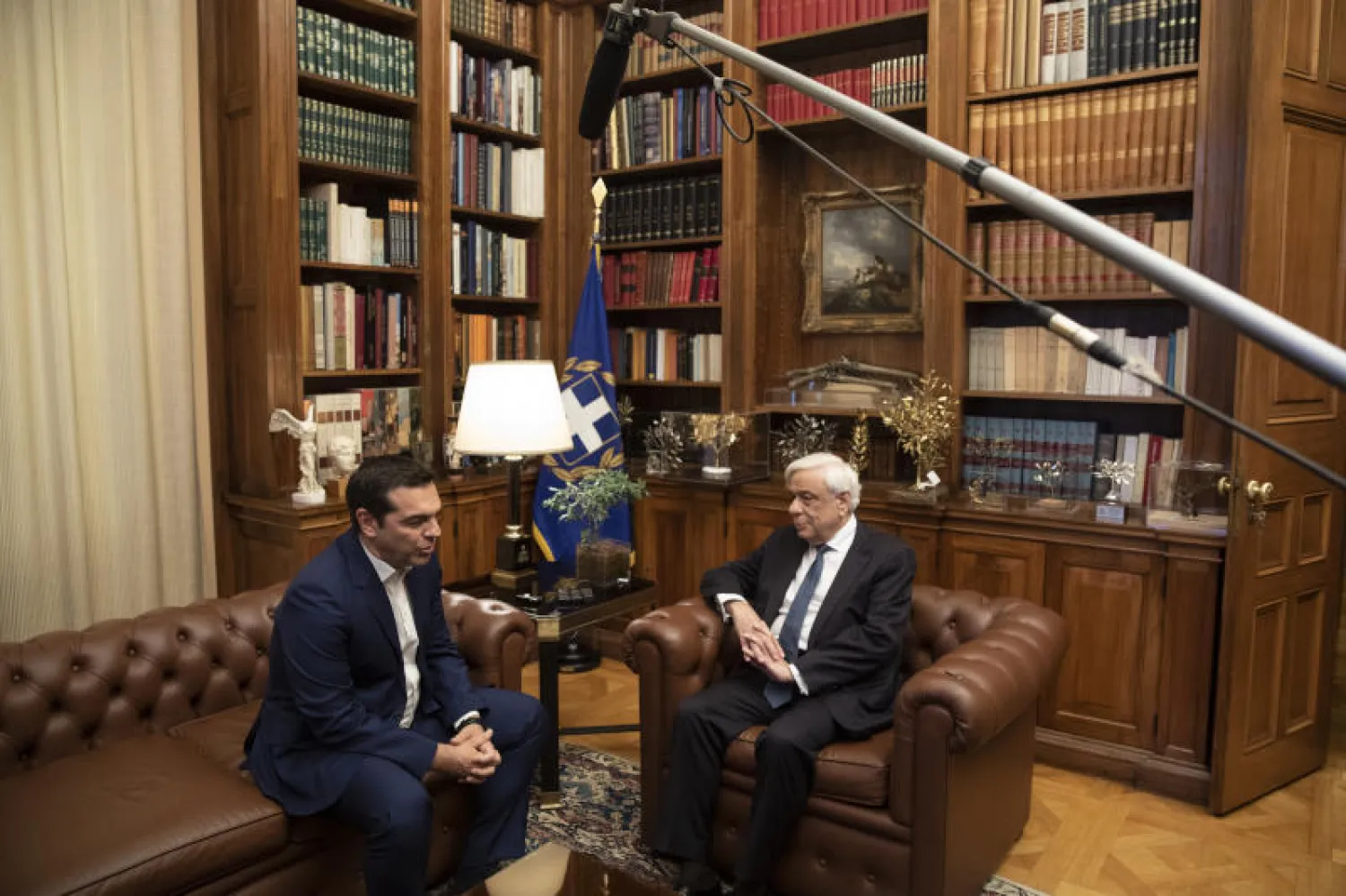 الرئيس اليوناني بروكوبيس بافلوبولوس مستقبلاً رئيس الوزراء أليكسيس تسيبراس (أ. ب)