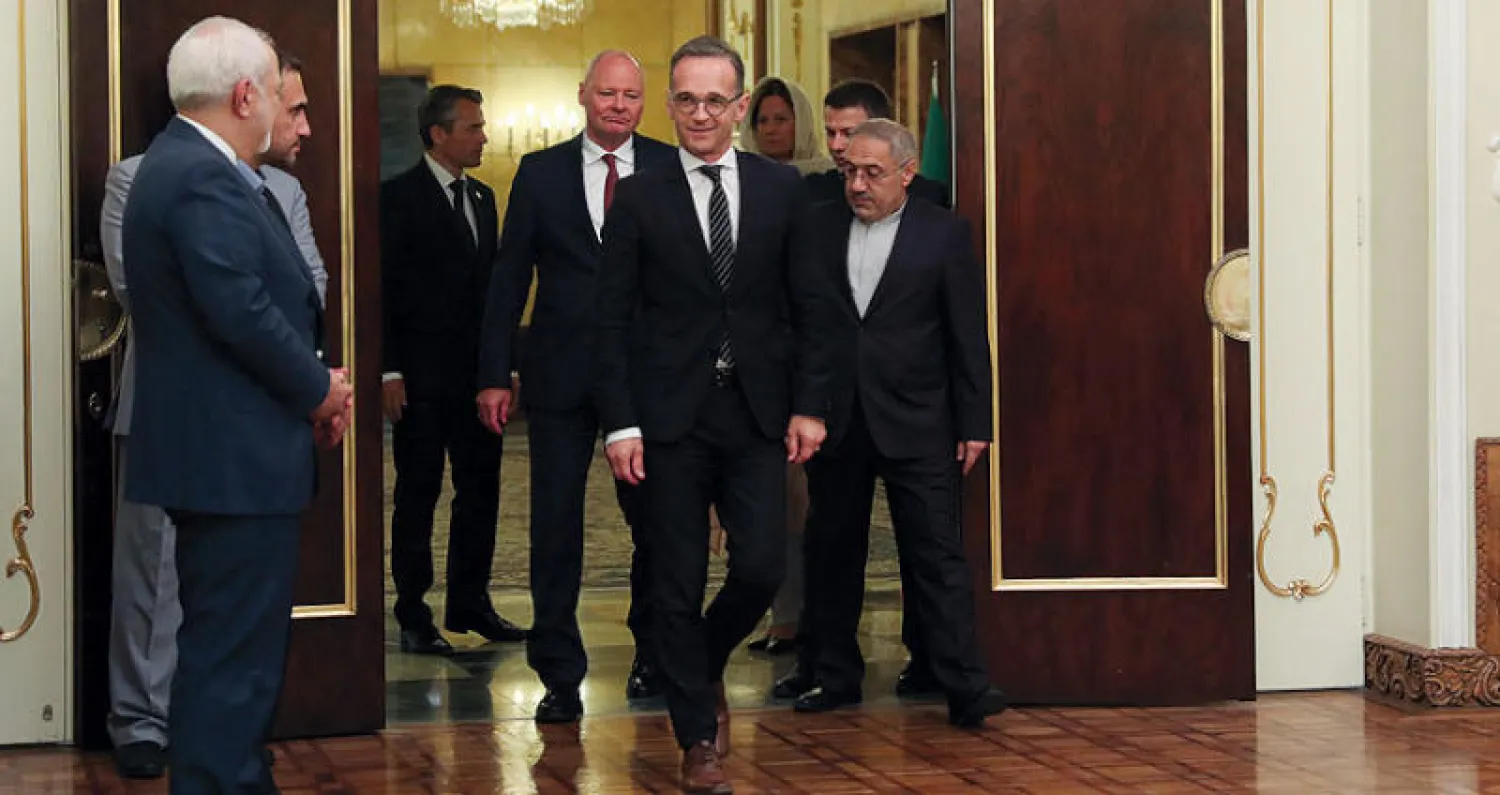 صورة نشرها موقع الرئاسة الإيرانية للحظة دخول وزير الخارجية الألماني هايكو ماس إلى مقر الرئيس حسن روحاني ويبدو نظيره محمد جواد ظريف في انتظاره