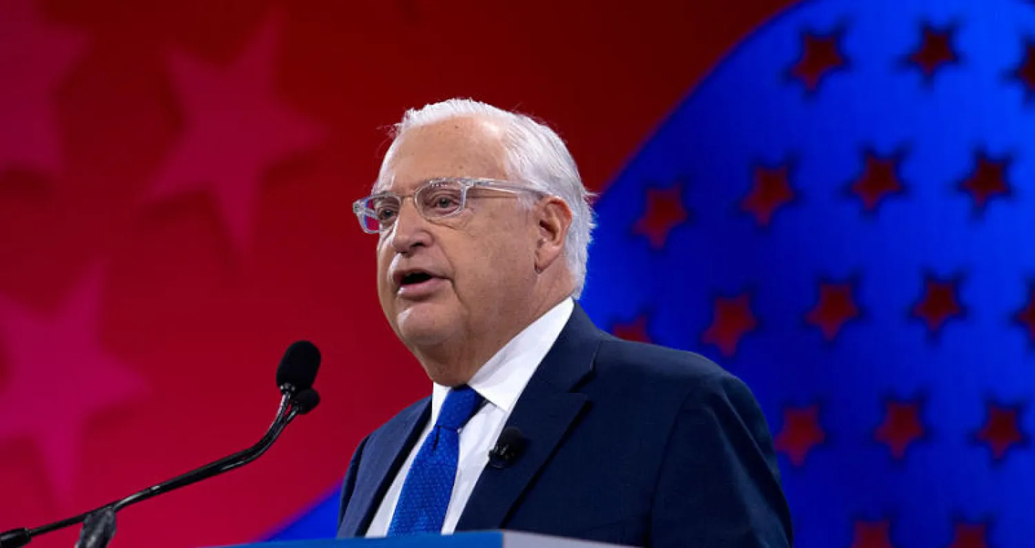 سفير الولايات المتحدة لدى إسرائيل ديفيد فريدمان يتحدث في مؤتمر يهودي بواشنطن مارس الماضي (أ.ب)