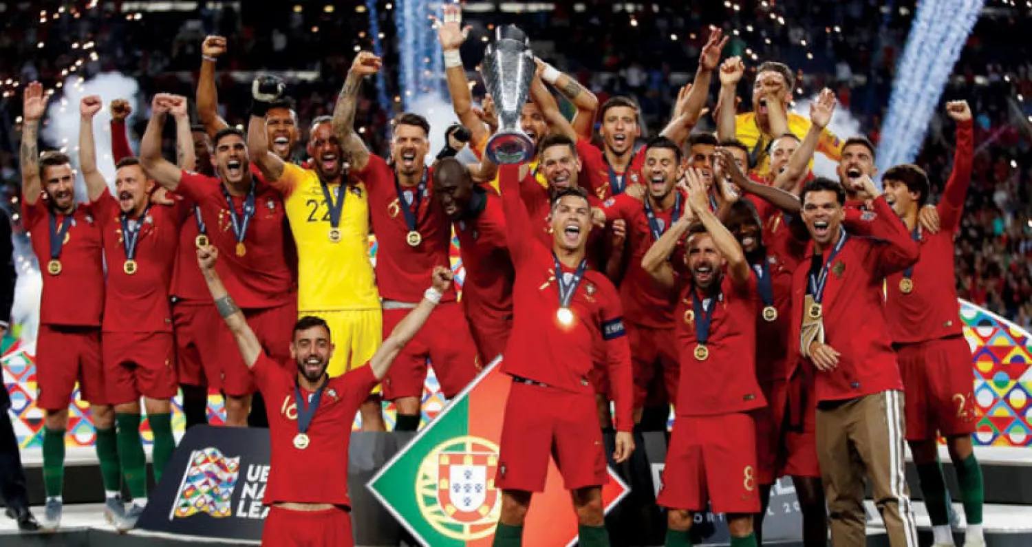 لاعبو المنتخب البرتغالي على منصة التتويج بكأس أول دوري للأمم الأوروبية (رويترز)