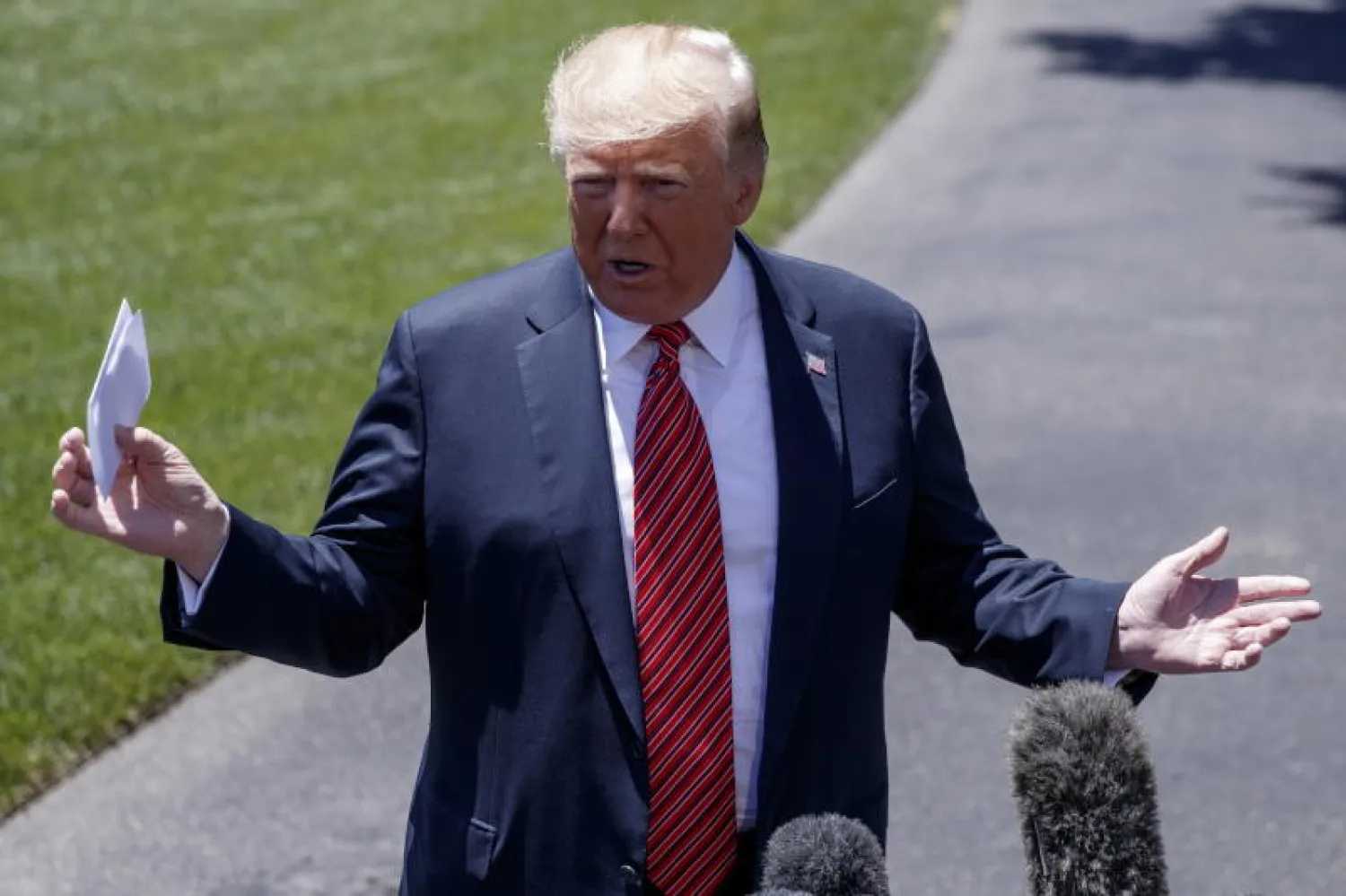 الرئيس الأميركي دونالد ترمب يتحدث لوسائل الإعلام من البيت الأبيض (إ.ب.أ)