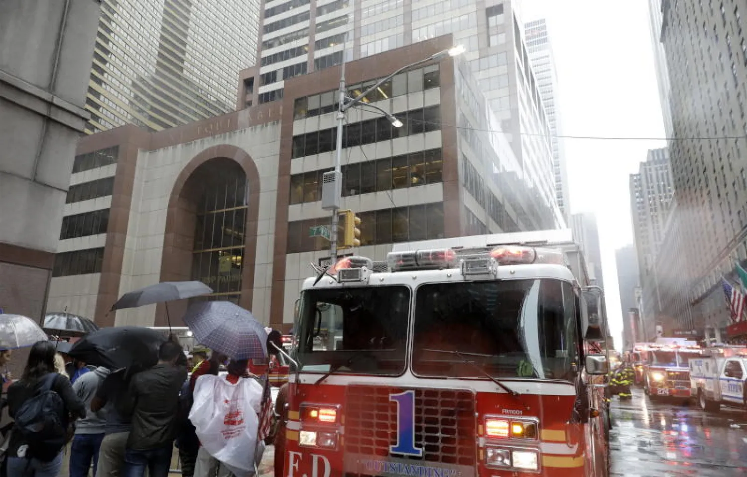 عمال إطفاء في نيويورك بموقع تحطم الهليكوبتر بمانهاتن (إ.ب.أ)