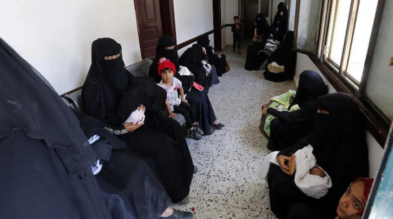 Sana'da bir sağlık merkezinde bebekleri ile bekleyen Yemenli kadınlar (AFP)