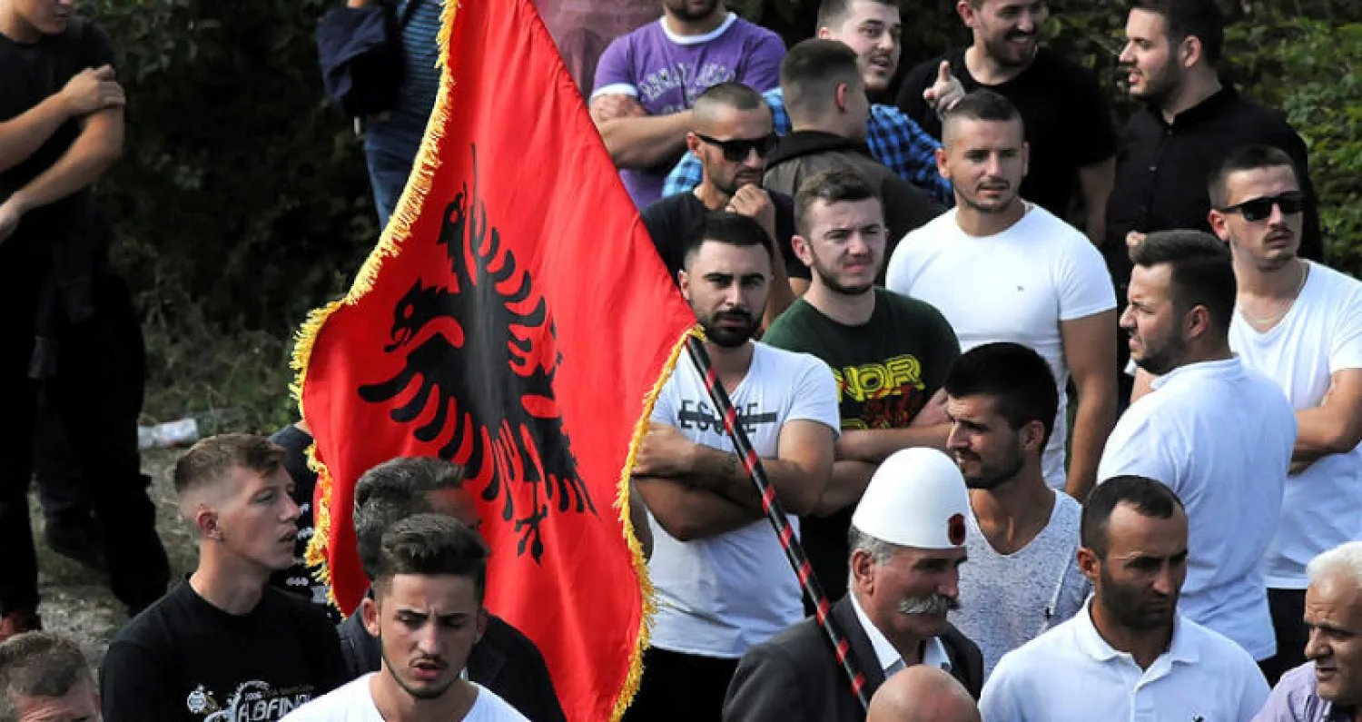 مواطنون في كوسوفو يغلقون الطرق قبل زيارة الرئيس الصربي أليكساندر فوتشيك في سبتمبر 2018 (رويترز)