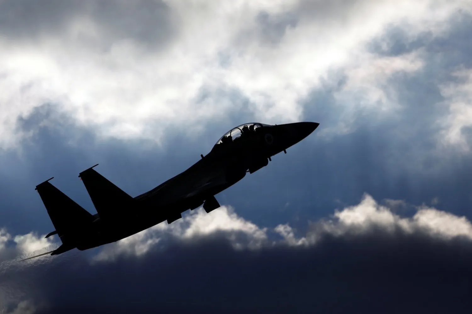 An Israeli F-15 fighter jet flies during an aerial demonstration at a graduation ceremony for Israeli air force pilots at the Hatzerim air base in southern Israel, December 29, 2016. (Reuters)