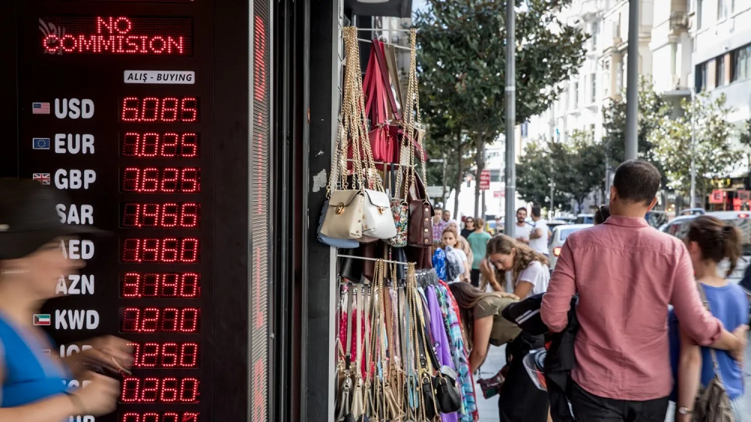 People walk past a currency exchange shop on August 14, 2018 in Istanbul, Turkey. (Getty Images)