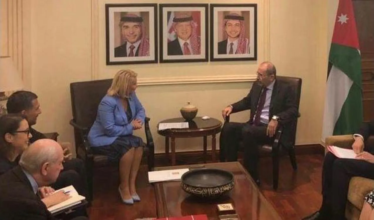 وزير الخارجية الأردني أيمن الصفدي يلتقي سكرتيرة الدولة في وزارة الخارجية الرومانية ماريا ماجدلينا غريغوري (وزارة الخارجية الأردنية)