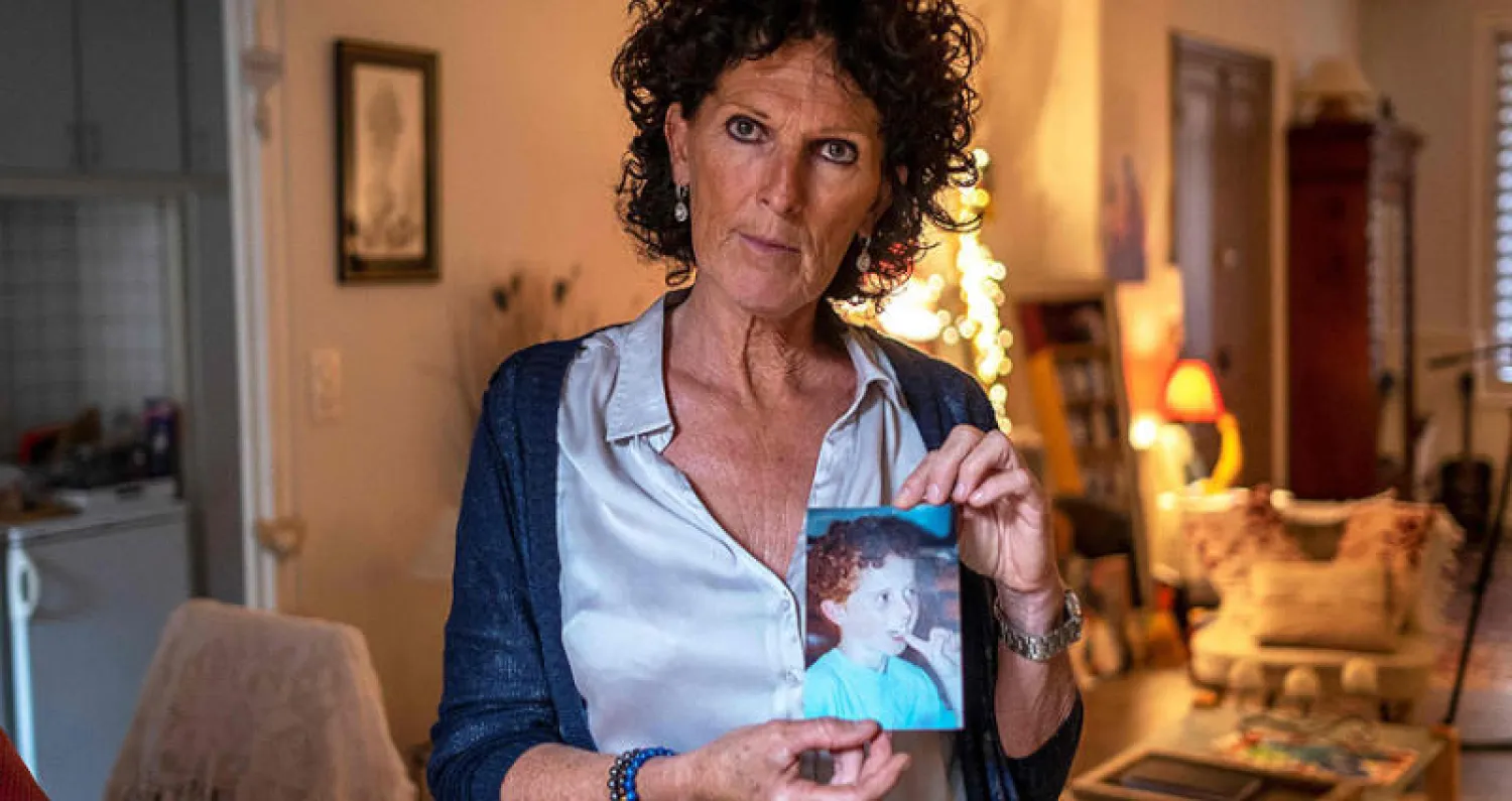 الفرنسية كريستين مورين التي التحق ابنها توماس بـ«تنظيم داعش» في سوريا عام 2015 وقُتل بغارة لطائرات التحالف في الباغوز بريف دير الزور بداية هذه السنة تدعو إلى إعادة جميع أطفال «الدواعش» الفرنسيين من سوريا وبينهم حفيدتها البالغة 18 شهراً وأمها زوجة ابنها المتوفى (أ.ف.ب)