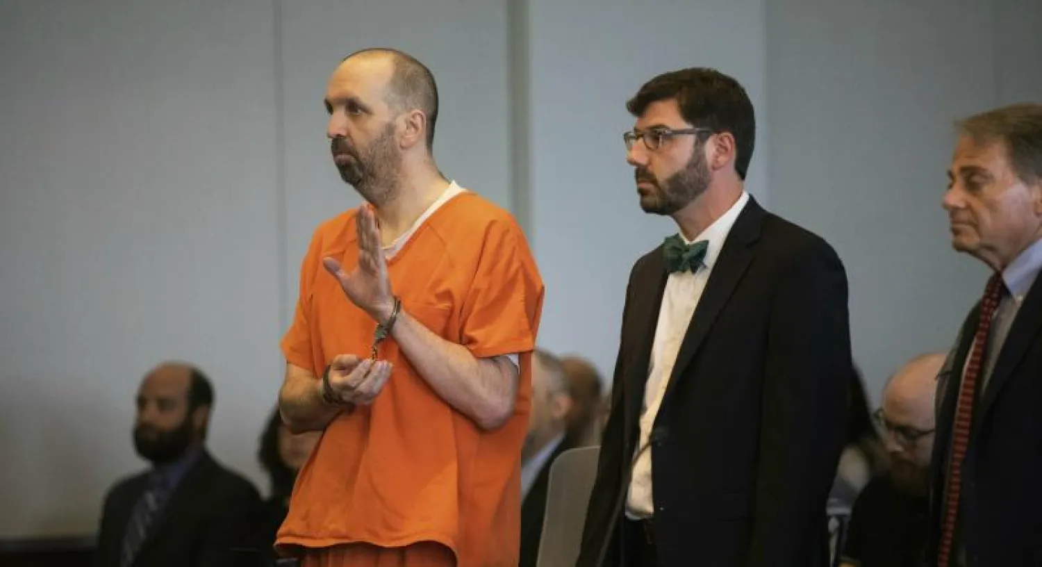 كريغ هيكس المتهم بقتل ثلاثة مسلمين في مقاطعة دورهام لدى مثوله أمام المحكمة (أ.ب)