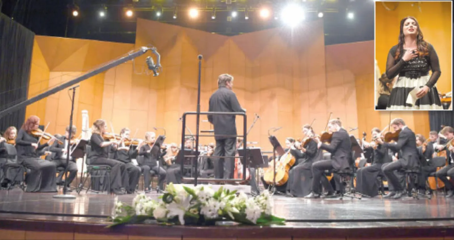 جانب من الحفل الموسيقي الاول من نوعه بالسعودية لـ {اوبرا لاسكالا الايطالية» وفي الإطار صورة لإحدى مغنيات الفرقة أمس (تصوير: بشير صالح)