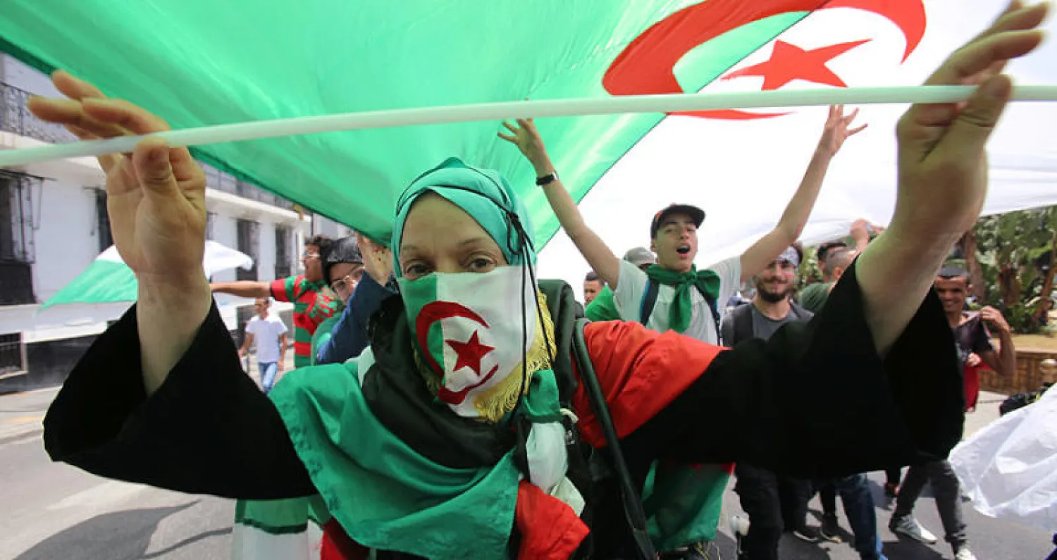 جانب من المسيرات المطالبة برحيل رئيس الوزراء الجزائري وحكومته في العاصمة أمس (رويترز)