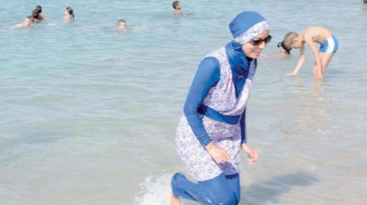 Burkini ile denize giren bir kadın (Reuters)