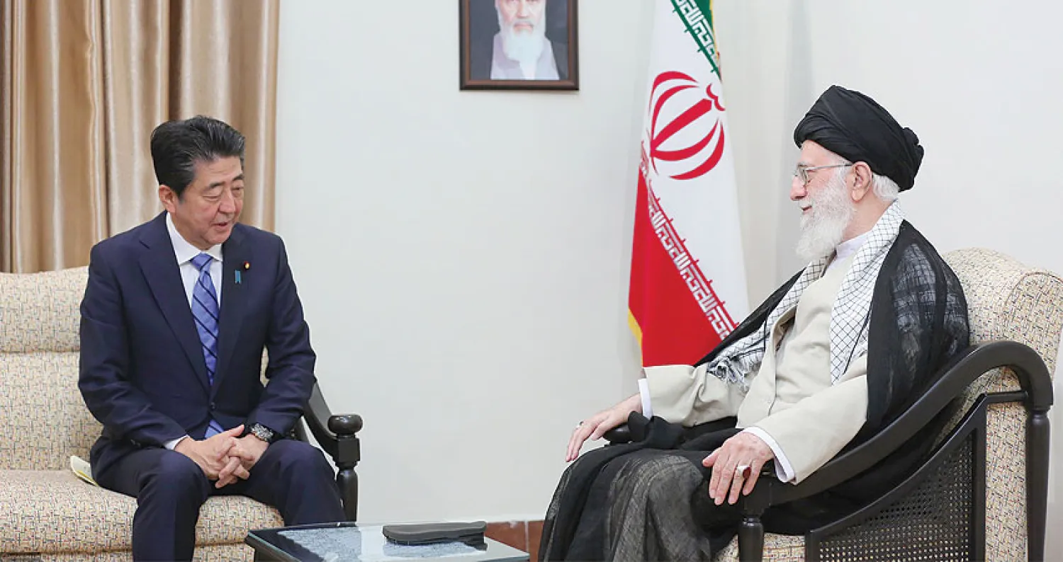 رئيس الوزراء الياباني يطالب إيران بالإفراج عن أميركيين