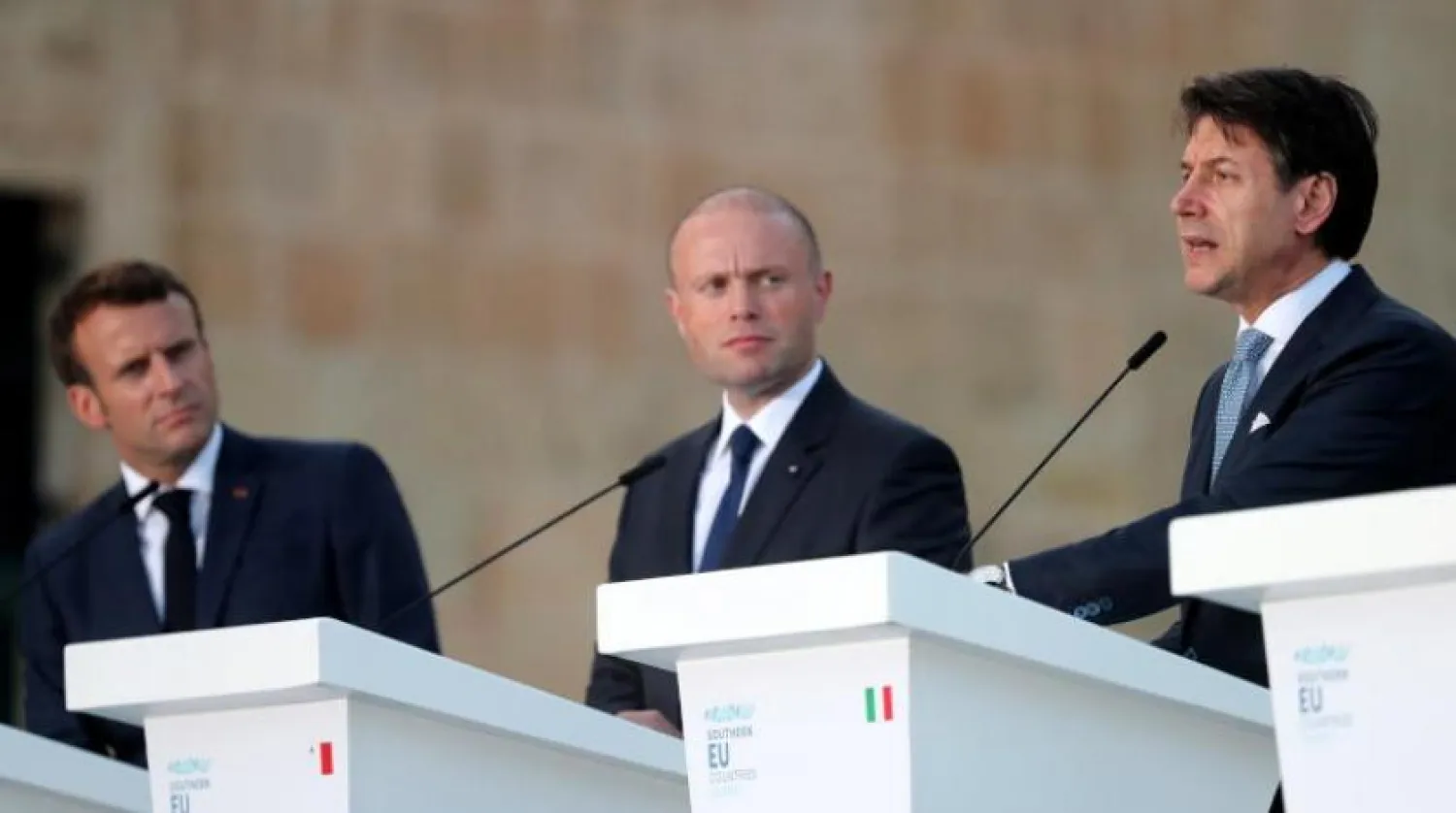 Fransa Cumhurbaşkanı Emmanuel Macron (solda), Malta Başbakanı Joseph Muscat (ortada), İtalya Başbakanı Guuseppe Conte (sağda) Malta’daki zirve sırasında (EPA)