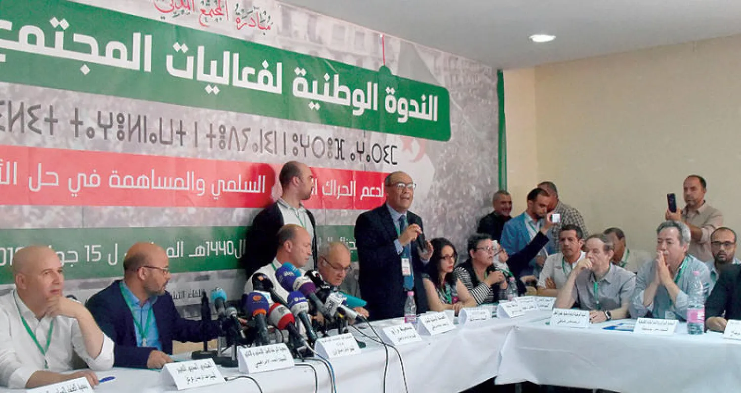 ممثلو المجتمع المدني اجتمعوا  في العاصمة أمس لإيجاد مقترحات للخروج من الأزمة السياسية (أ.ف.ب)