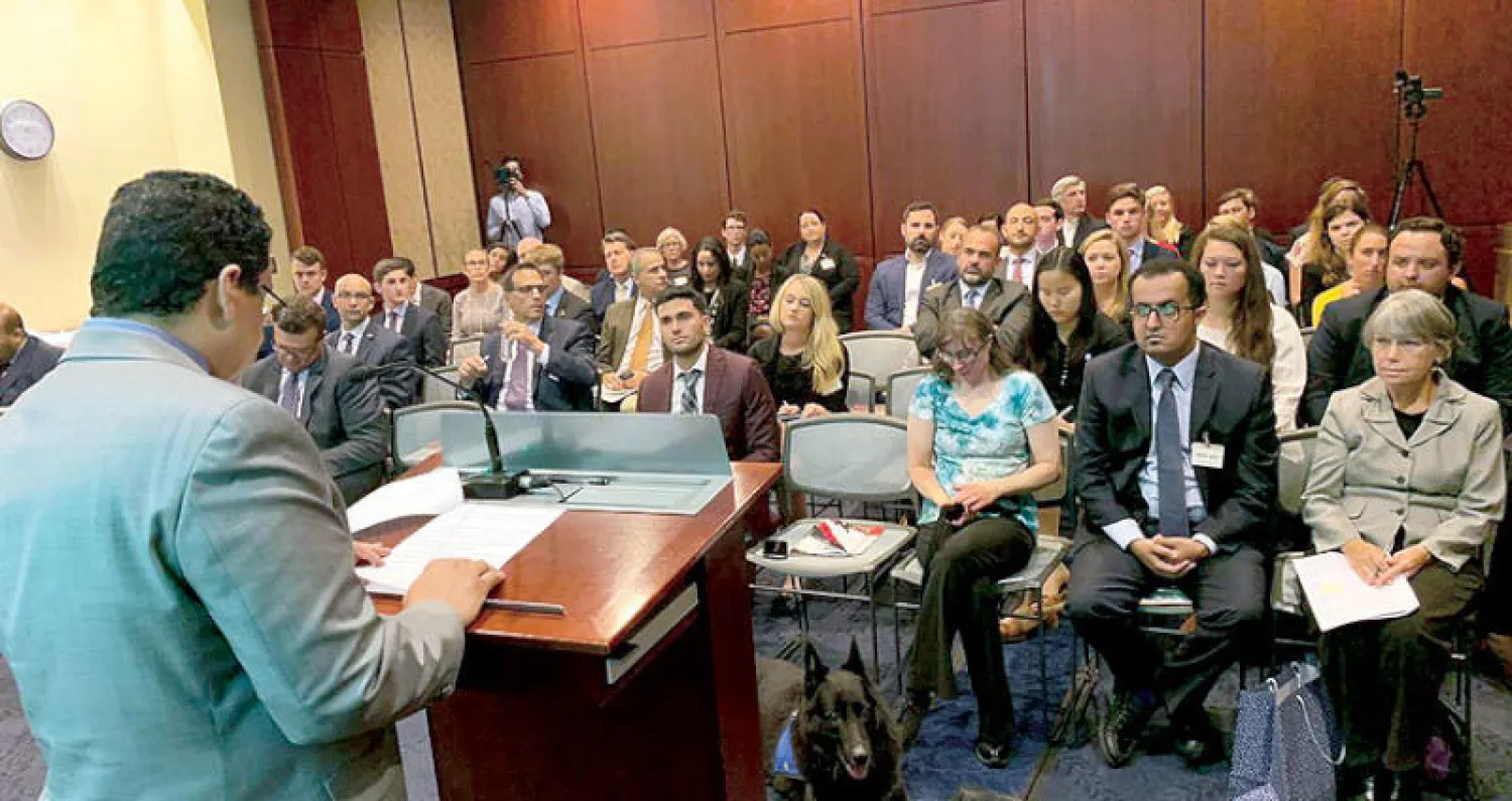 السفير اليمني لدى تحدثه عن خطر الألغام الحوثية في مقر الكونغرس الأميركي منتصف الأسبوع الماضي (الشرق الأوسط)