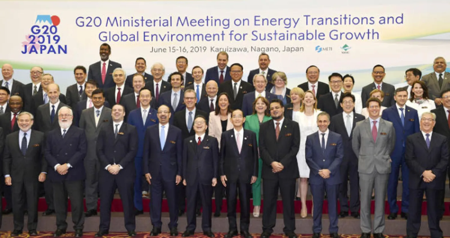 وزراء الطاقة والبيئة بمجموعة العشرين في صورة جماعية خلال اجتماعهم في بلدة كارويزاوا اليابانية (رويترز)