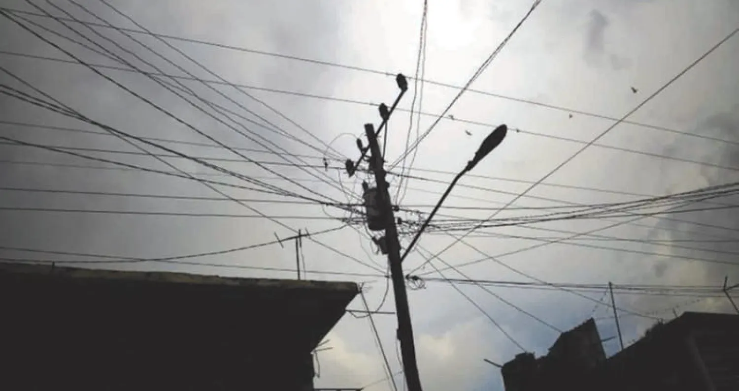 أسلاك كهرباء مُعلقة بأحد الشوارع (أرشيفية - رويترز)