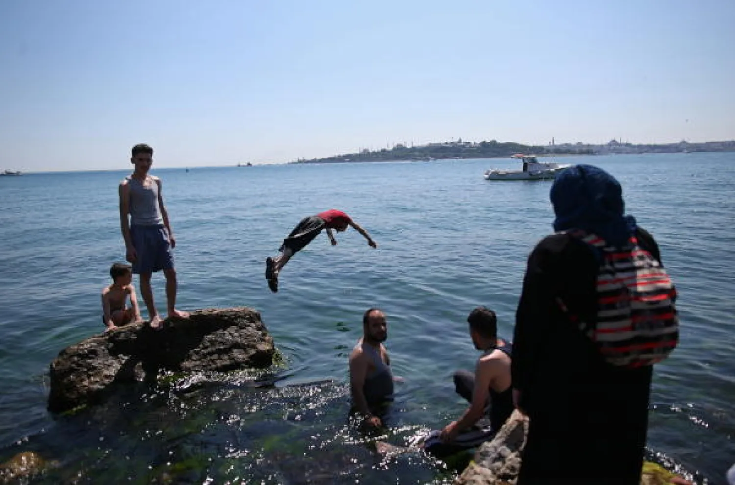  Syrian refugees cool off in the sea to beat the scorching heat during a sunny day in the Bosphorus Strait, Istanbul, Turkey, 08 June 2019. EPA/ERDEM SAHIN
