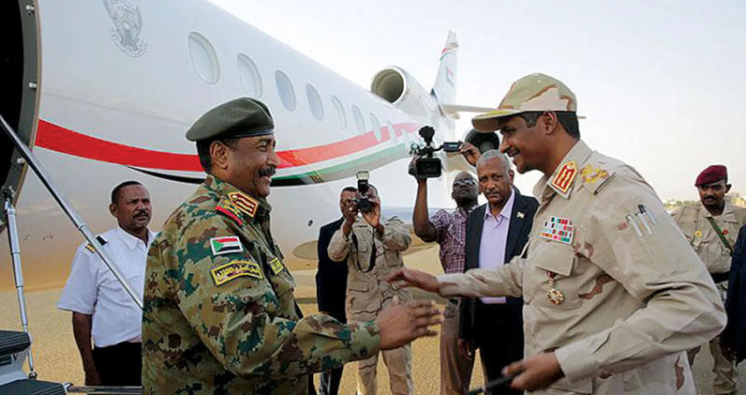 رئيس المجلس العسكري الانتقالي السوداني عبد الفتاح البرهان لدى عودته من تشاد ونائبه محمد حمدان دقلو يستقبله في الخرطوم أمس (سونا)