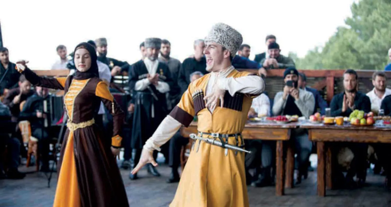 رقصة شعبية من القوقاز في حفل ختام المهرجان