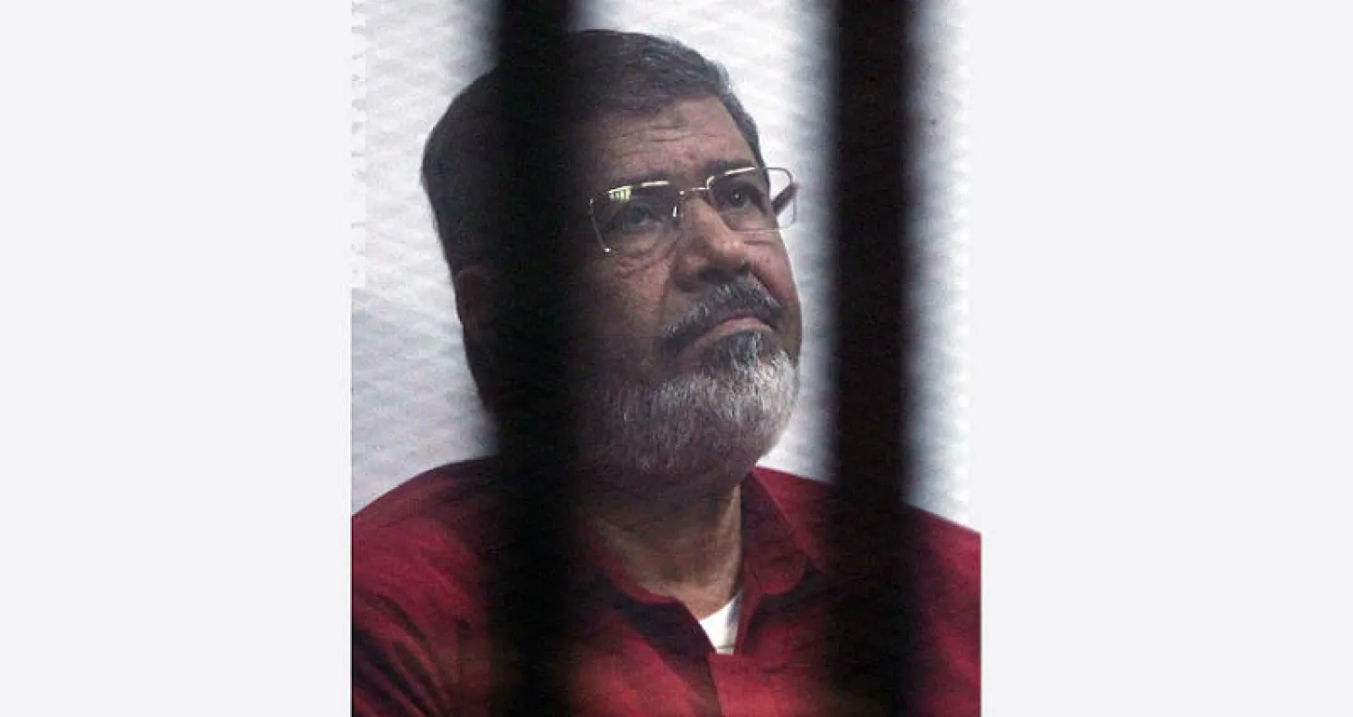 الرئيس المصري السابق محمد مرسي خلال مثوله  في جلسة سابقة بقضية «التخابر مع حماس» (إ.ب.أ)