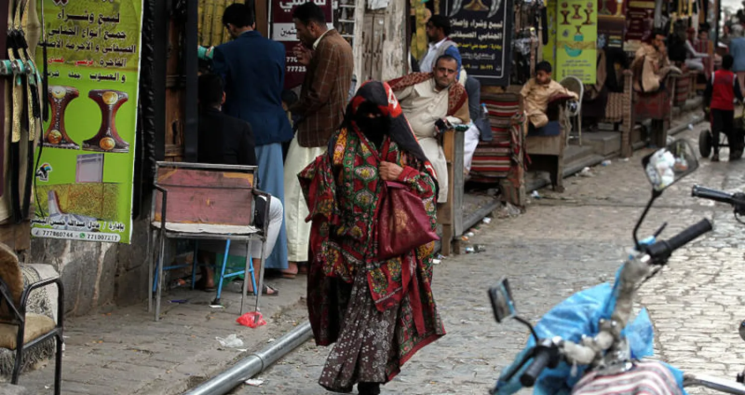 يمنية في إحدى أسواق العاصمة صنعاء أول من أمس (إ.ب.أ)