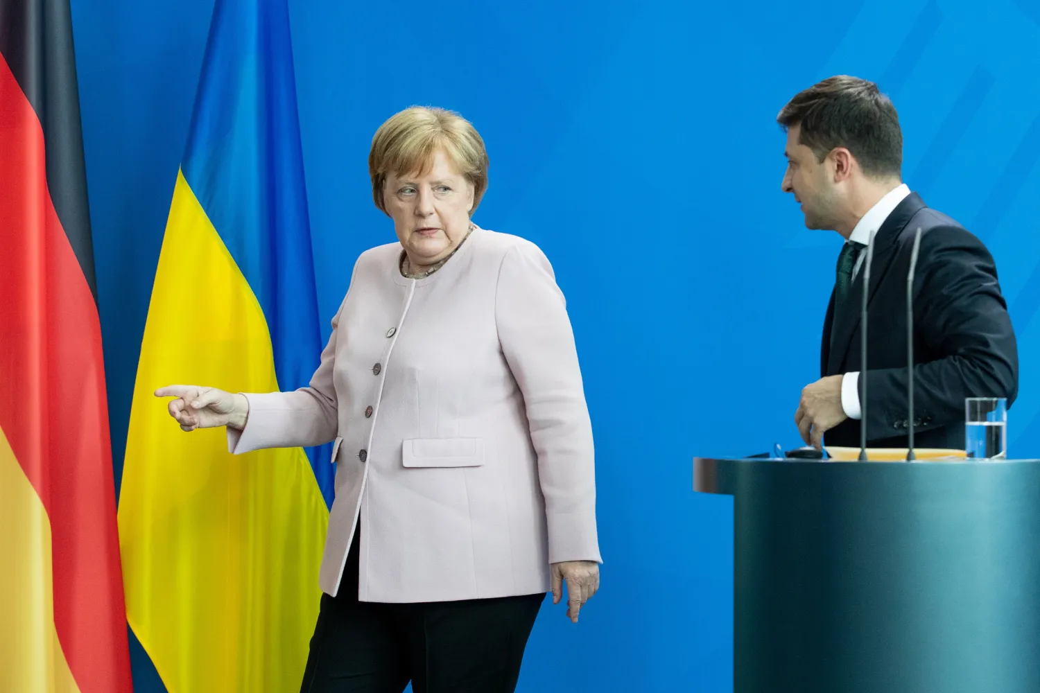 المستشارة الألمانية أنجيلا ميركل والرئيس الأوكراني فولوديمير زيلينسكي في برلين (إ. ب. أ)