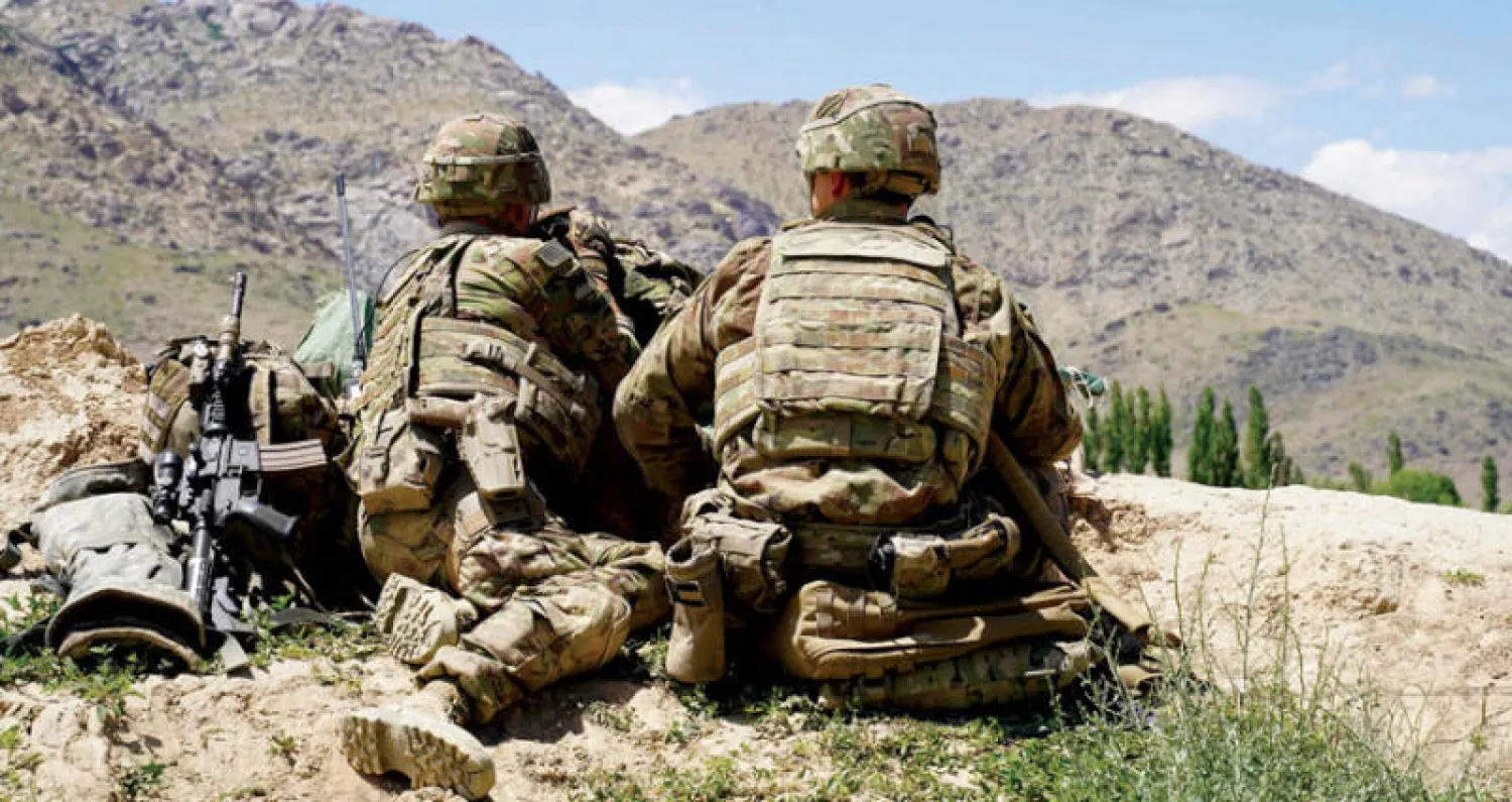 جنديان أميركيان يراقبان سفوح التلال أثناء زيارة قائد قوات الأطلسي في أفغانستان الجنرال سكوت ميلر لنقطة تفتيش تابعة للجيش الوطني الأفغاني في منطقة نيرخ بمقاطعة وارداك (أ.ف.ب)