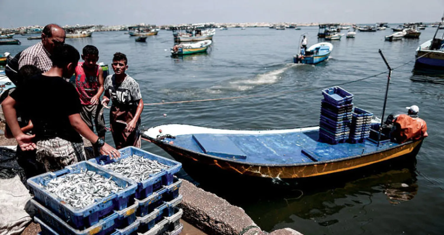 صيادون فلسطينيون عادوا امس للصيد في مياه المتوسط بغزة لمسافة 6 أميال (أ.ف.ب)