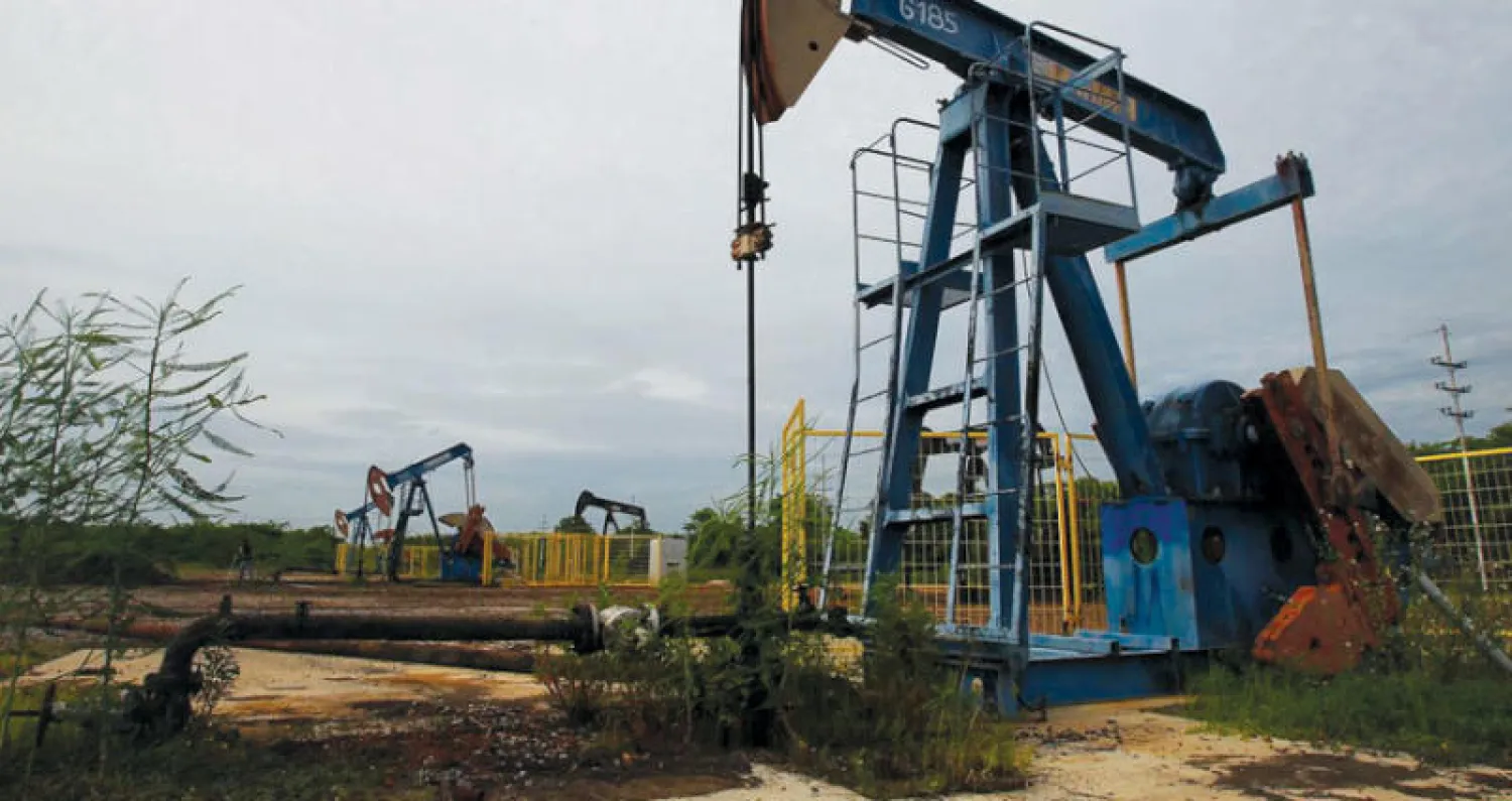 زادت العقود الآجلة للخام الأميركي غرب تكساس الوسيط 2.26 دولار إلى 54.19 دولار للبرميل (رويترز)