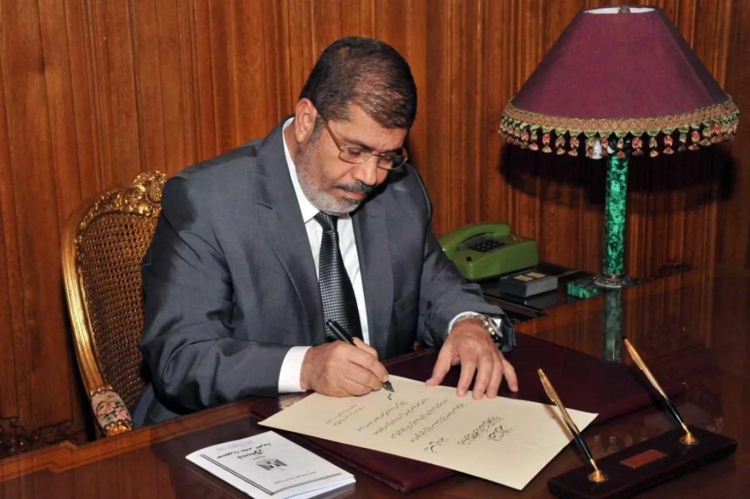 Muhammed Mursi’nin cenaze töreni, iki oğlu ve iki avukatla sınırlı olacak (AFP)