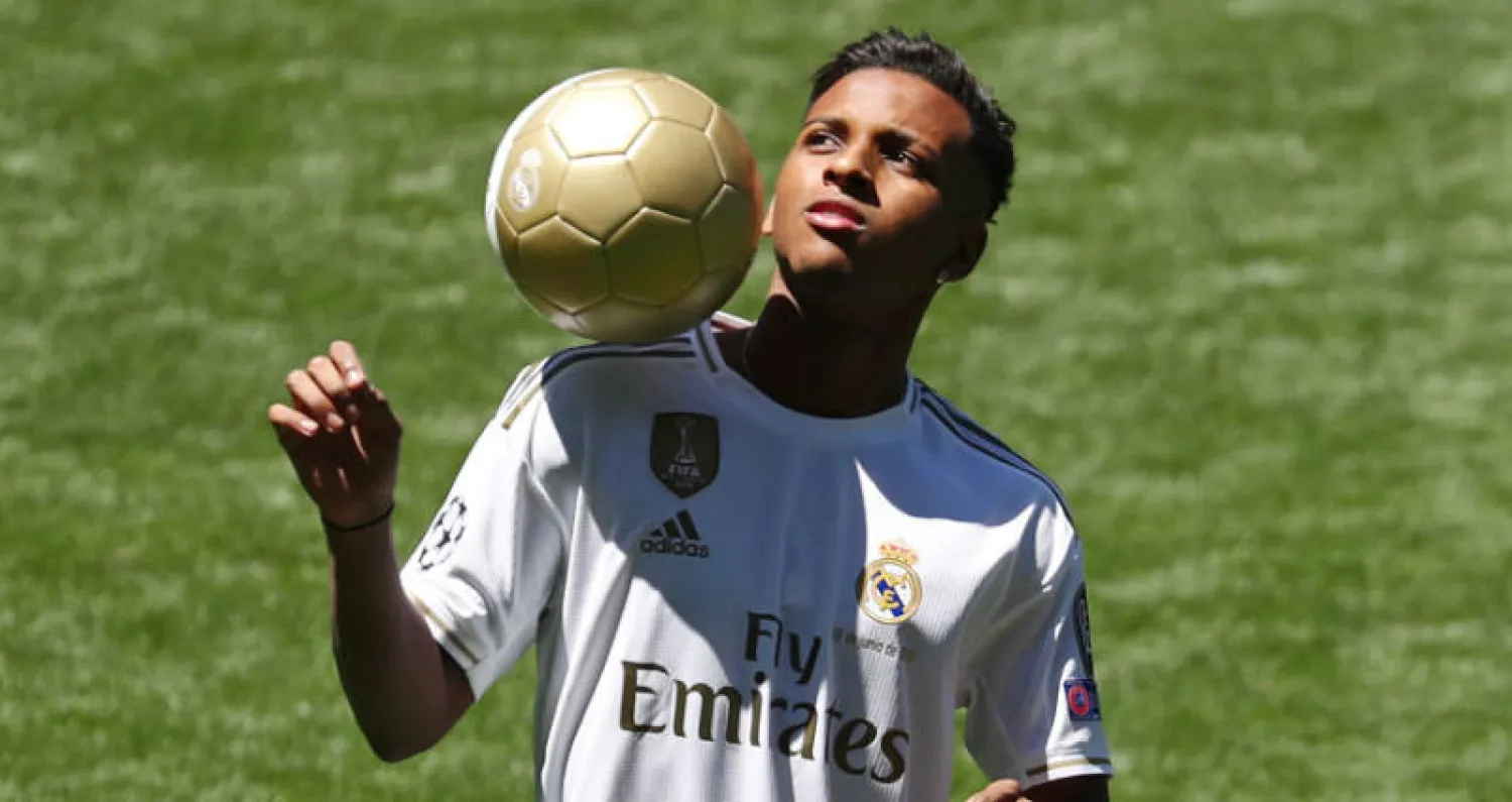 رودريغو يستعرض خلال تقديمه في ملعب «سانتياغو برنابيو»