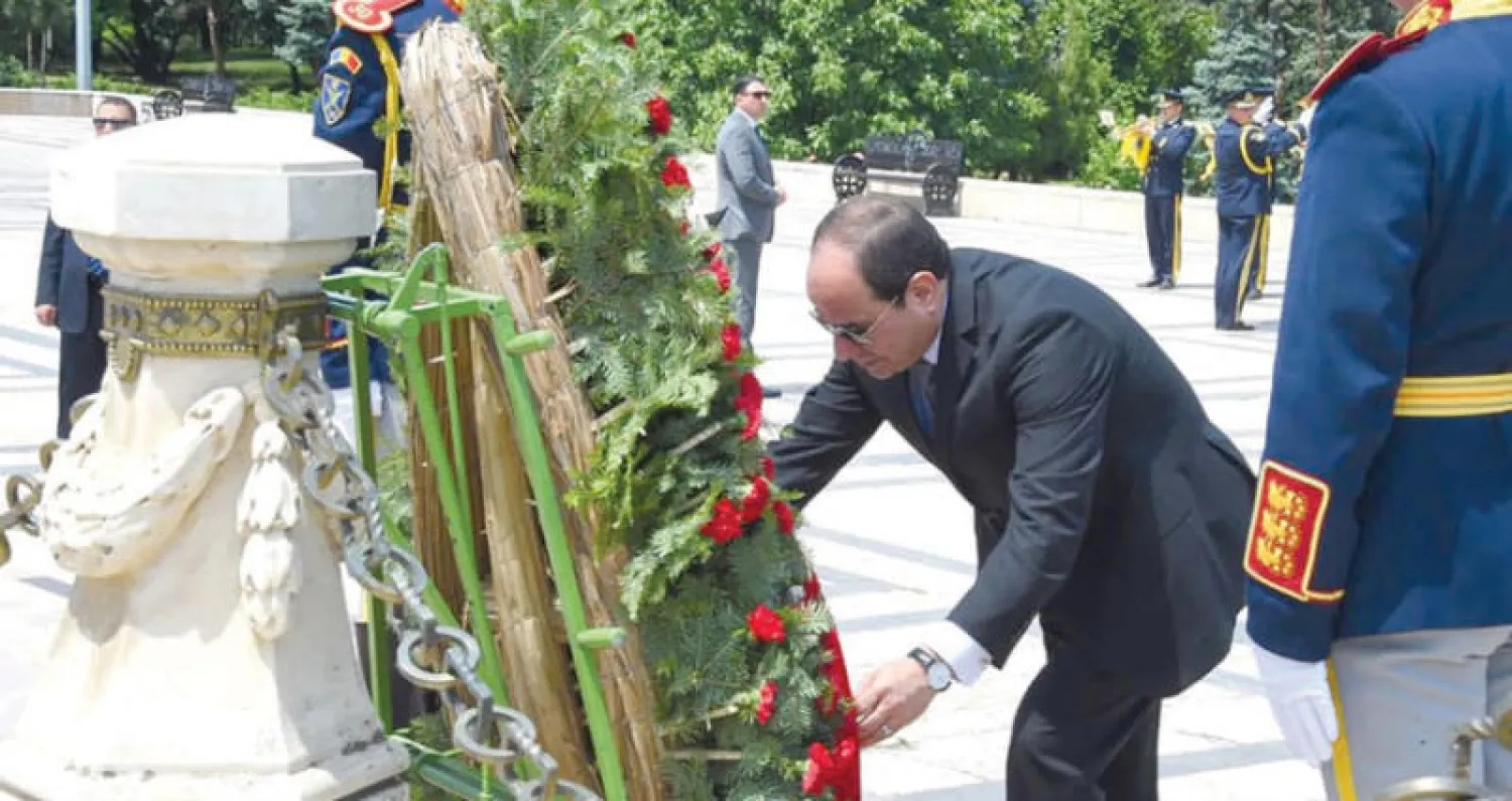 السيسي يضع إكليلاً من الزهور على قبر الجندي المجهول بالعاصمة الرومانية أمس (الرئاسة المصرية)