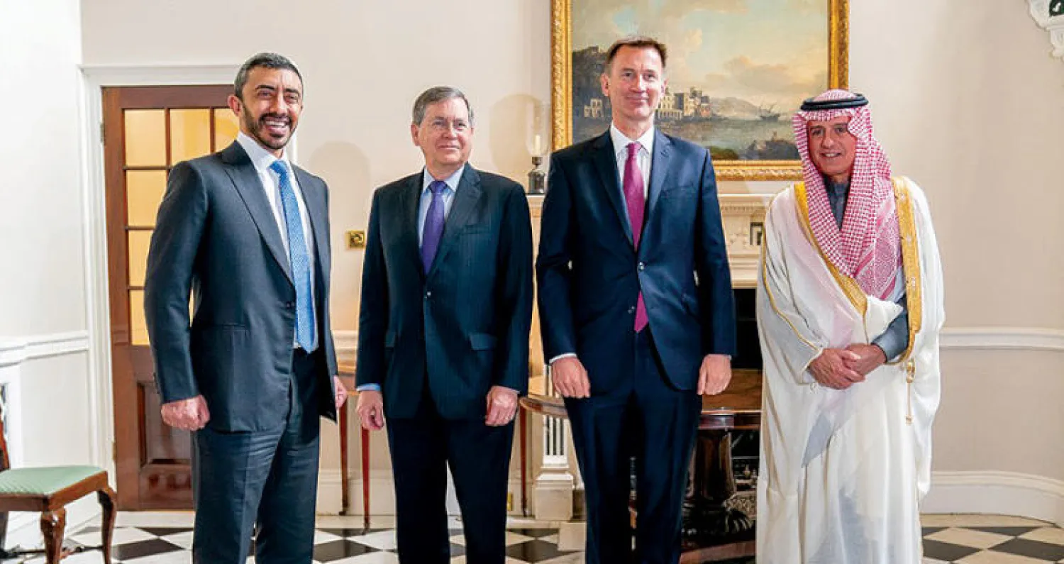 عادل الجبير وجيريمي هانت وديفيد ساترفيلد والشيخ عبد الله بن زايد خلال اجتماع «الرباعية» الذي عُقد في لندن يوم 26 أبريل الماضي (وام)