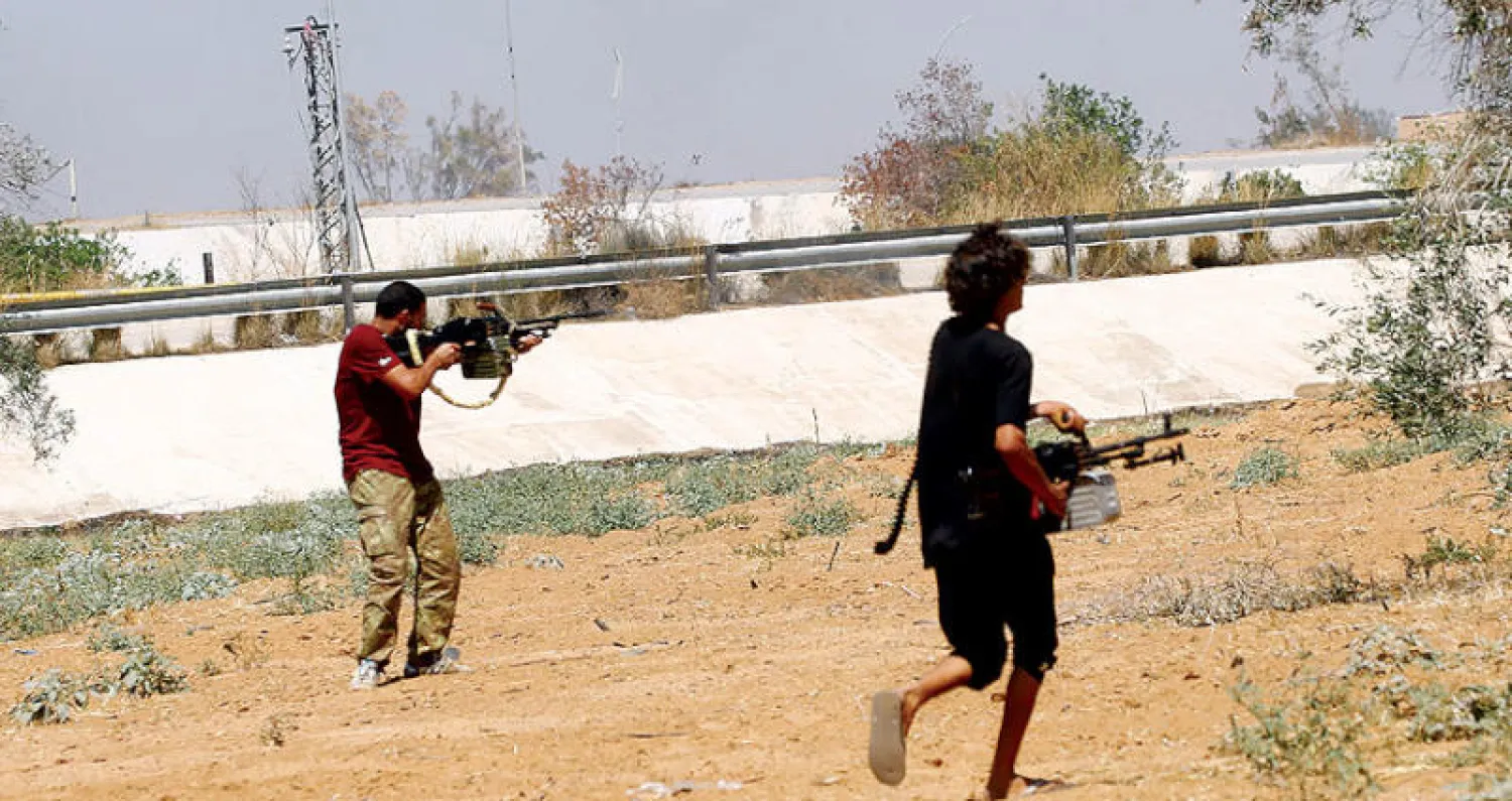 مقاتلان مواليان لحكومة {الوفاق} خلال مواجهات ضد الجيش الوطني الليبي في منطقة السواني جنوب طرابلس أمس (أ.ف.ب)