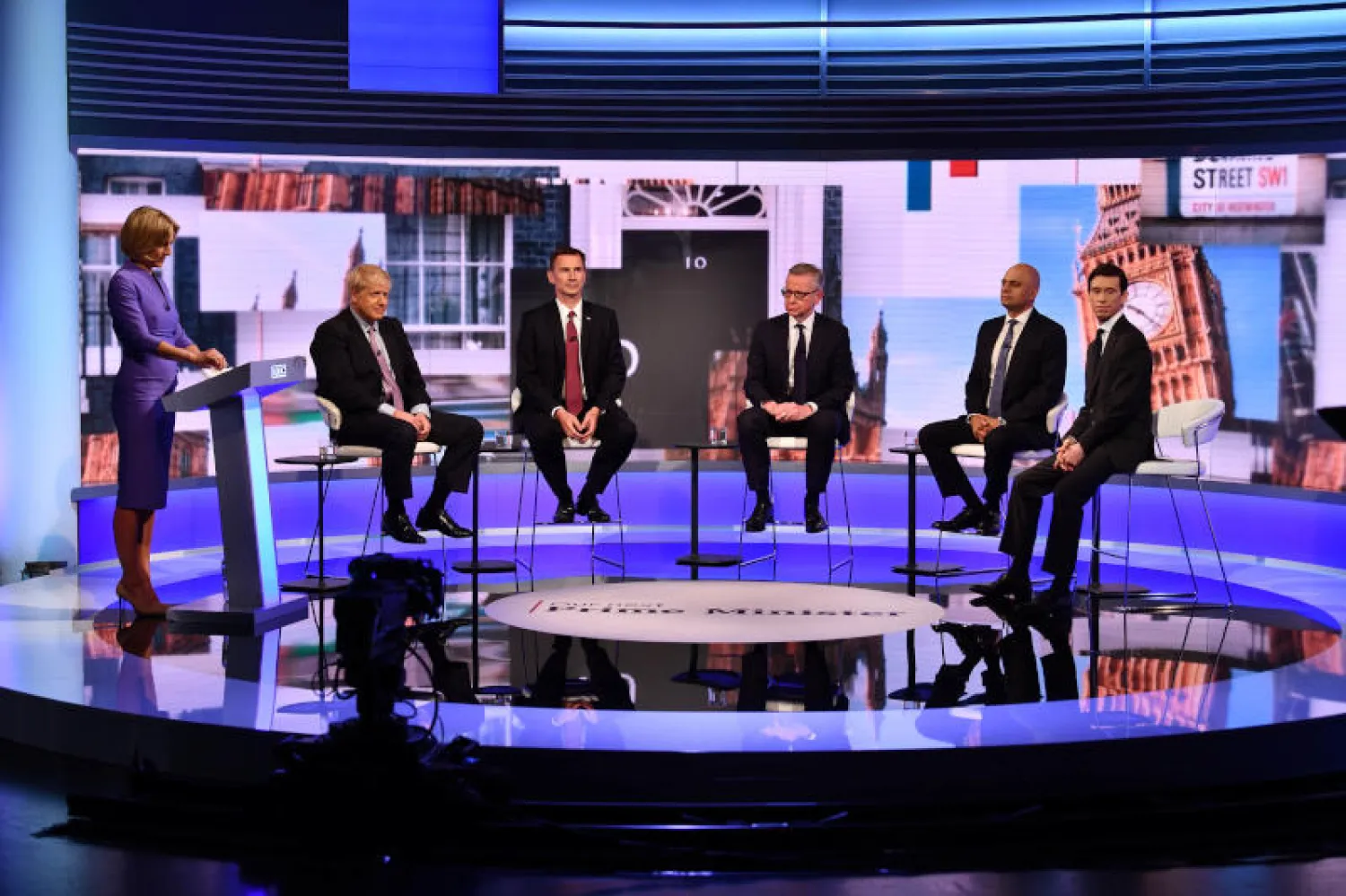 (من اليسار) مديرة المناظرة التفزيونية الصحافية إميلي ميتليس. بوريس جونسون. جيريمي هانت. مايكل غوف. ساجد جاويد. روري ستيوارت (أ.ف.ب)