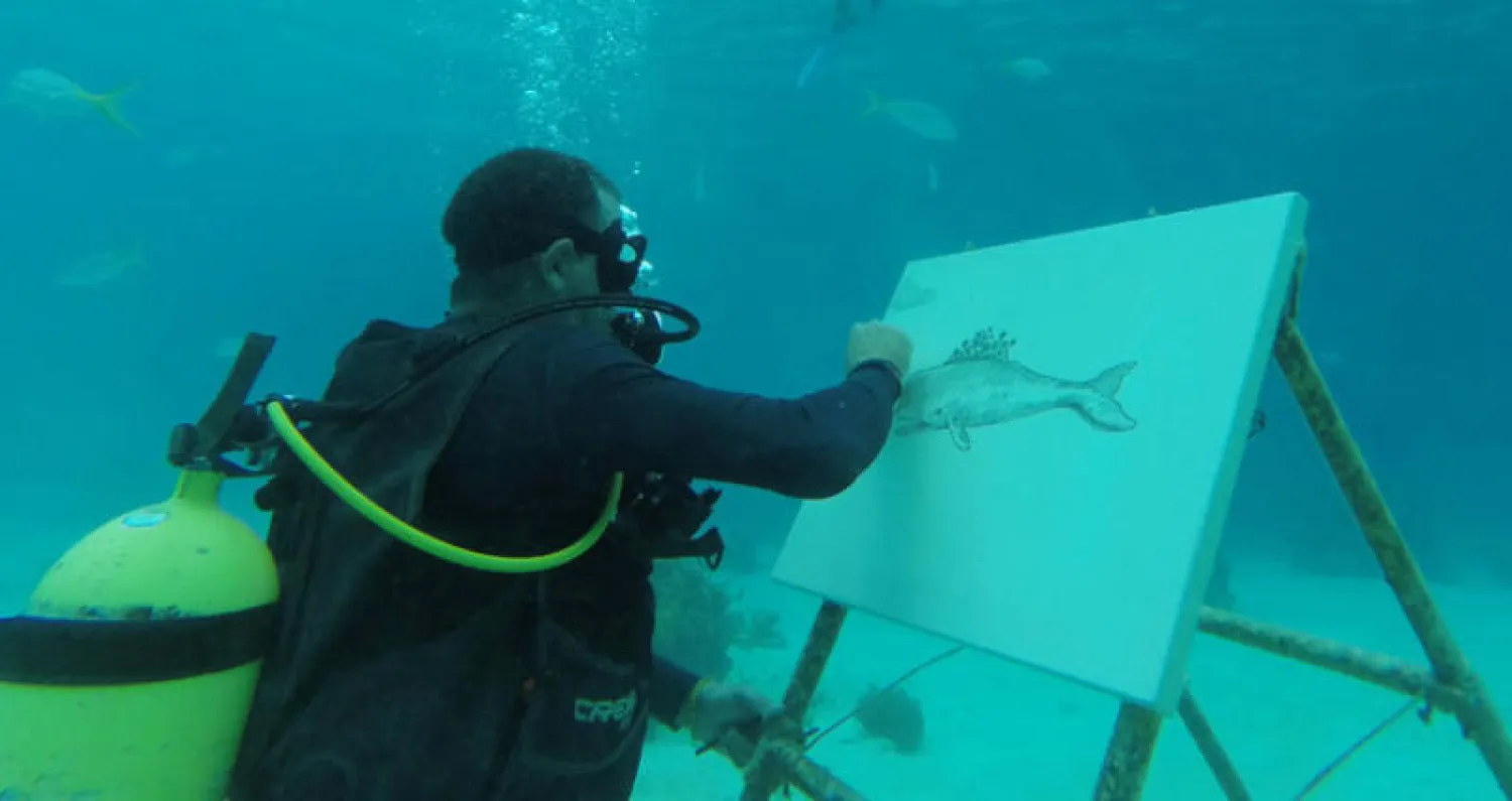 الرسام الكوبي ساندور غونزاليس تحت سطح البحر (رويترز)