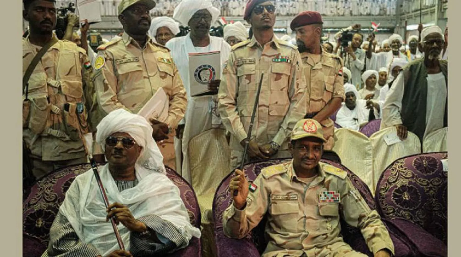 Sudan Askeri Geçiş Konseyi (AGK) Başkanı Yardımcısı Muhammed Hamdan Daklu, dün aşiret liderleriyle gerçekleştirdiği görüşme sırasında (AFP)