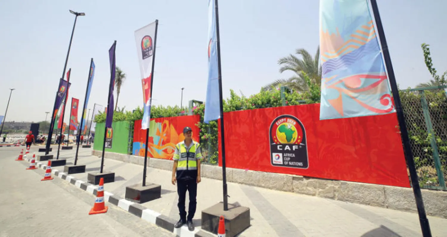 محيط استاد القاهرة وقد تزين بأعلام الدول المشاركة وشعار بطولة الأمم الأفريقية (إ.ب.أ)